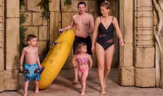 Eine Familie auf dem Weg zur Rutsche.