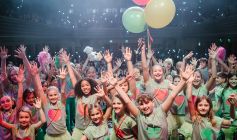 Ein grosser Teil des Publikums besteht aus Kindern.