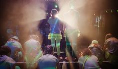 Ein Kind der Schwiizergoofe auf der Bühne.