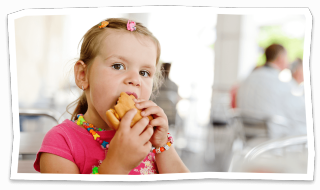 Besonders bei der Ernährung von Kindern solllte man auf die versteckten Fette achten.