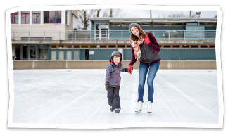 Une mère et son enfant s'en donnent à cœur joie sur la glace.